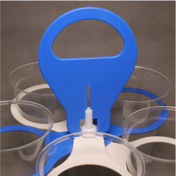 Becherhalter mit Bechern in der Variante blau/weiss