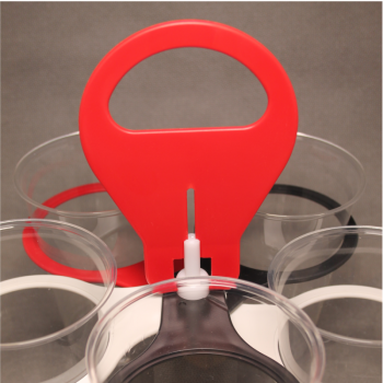 Becherhalter mit Bechern in der Variante rot/schwarz/weiss