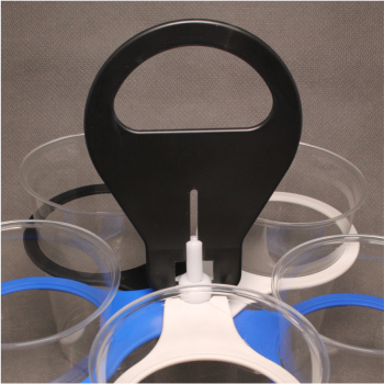 Becherhalter mit Bechern in der Variante schwarz/weiss/blau