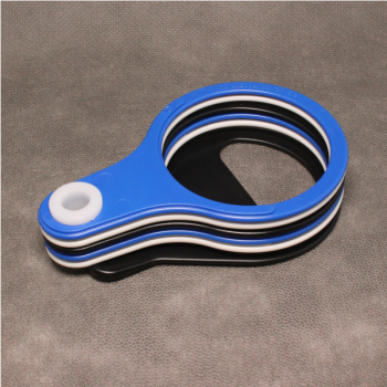 Becherhalter geschlossen in der Variante schwarz/weiss/blau