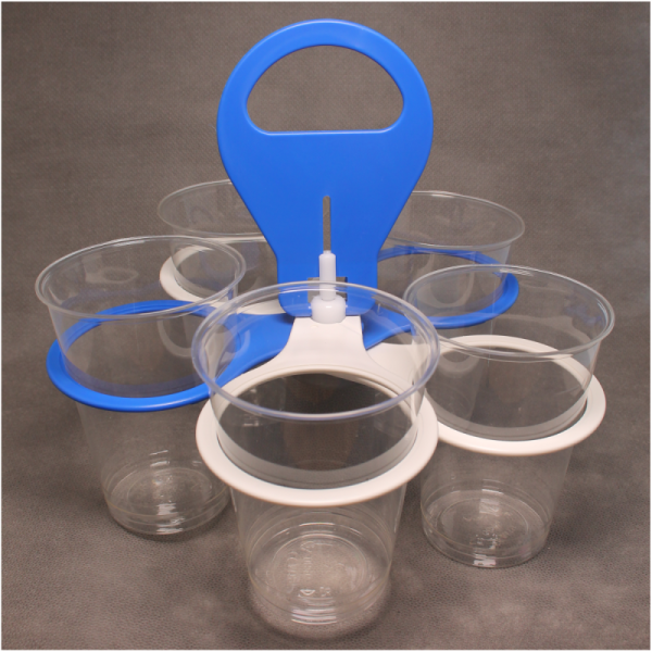 Becherhalter mit Bechern in der Variante blau/weiss