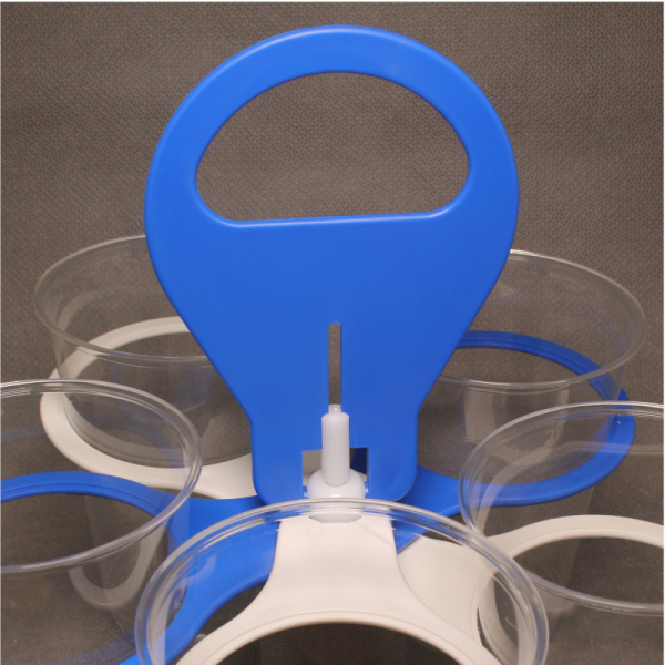 Becherhalter mit Bechern in der Variante blau/weiss