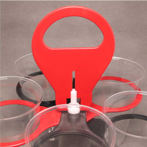 Becherhalter mit Bechern in der Variante rot/schwarz