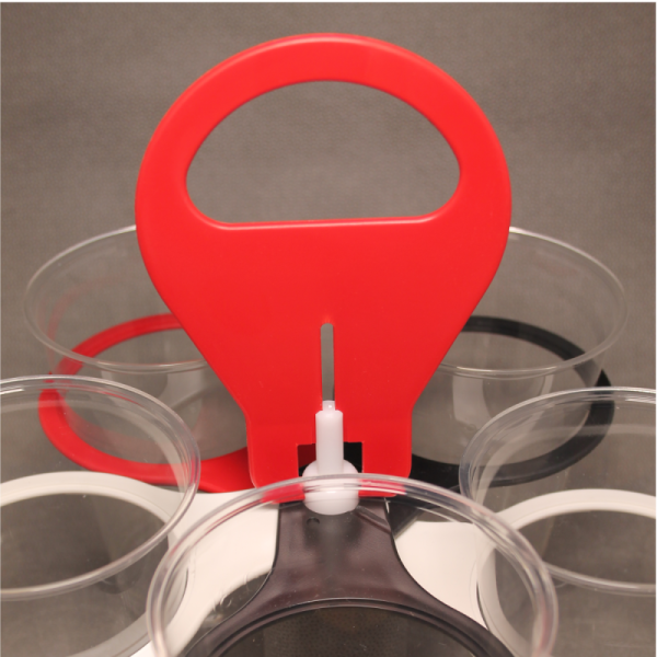 Becherhalter mit Bechern in der Variante rot/schwarz/weiss