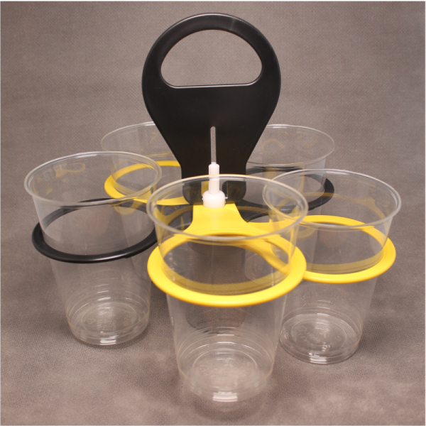 Becherhalter mit Bechern in der Variante schwarz/gelb