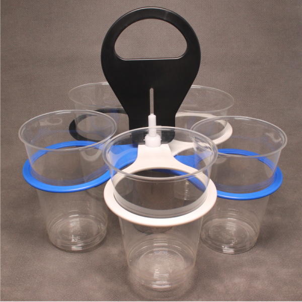 Becherhalter mit Bechern in der Variante schwarz/weiss/blau